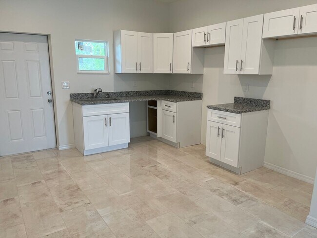 Foto del edificio - Brand New Construction 2/2/1-MOVE IN READY!!