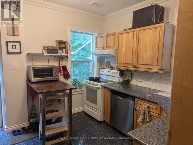 Building Photo - 52 Ashdale Ave