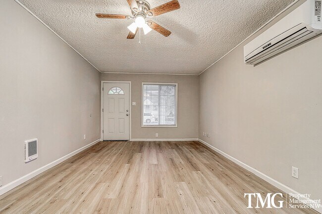 Building Photo - Cozy Pet Friendly Home with 2 bed and 1 ba...