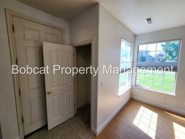 Foto del edificio - 1240 Flintwood Dr