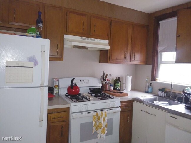 Building Photo - 2 br, 1.5 bath Condo - 180 Gano St 2E Unit 2E