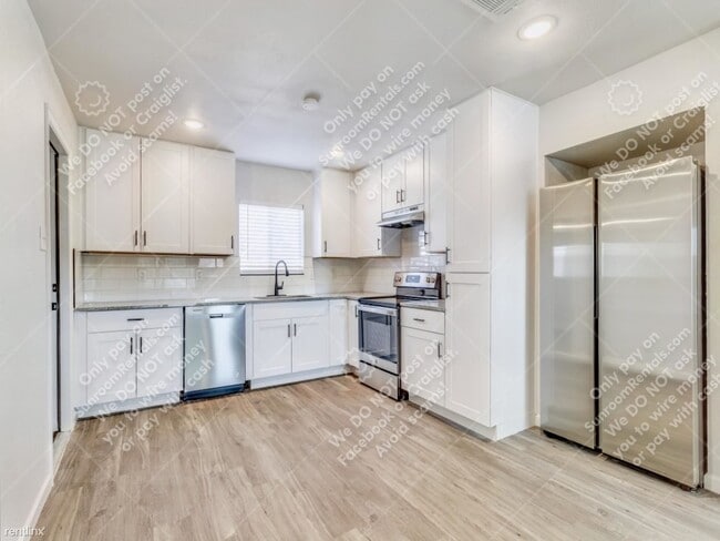 Building Photo - 3 br, 1 bath House - 703 E Celeste Dr
