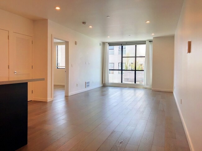 Building Photo - 1 Bed, 1 Bath SOMA Condo - Newer Bldg with...