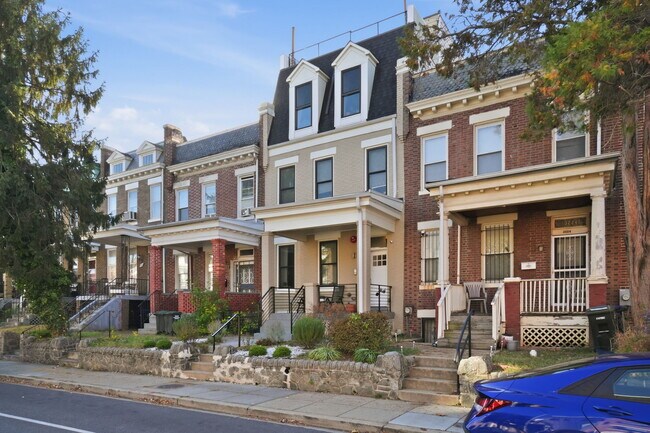 Foto del edificio - 3222 Warder St NW