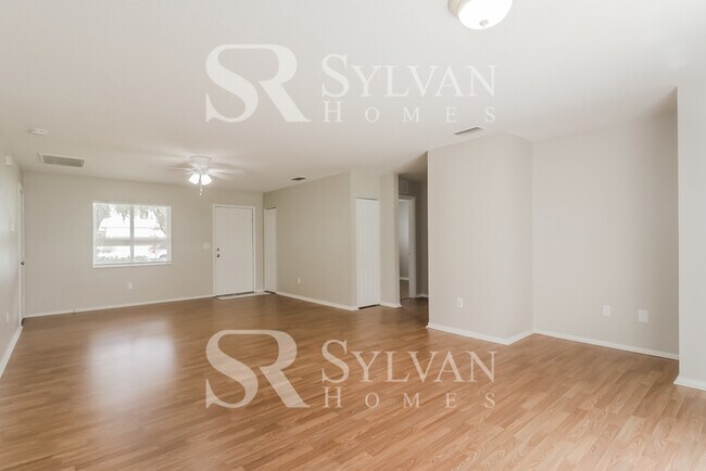 Foto del edificio - This charming home is ready for your personal touch!