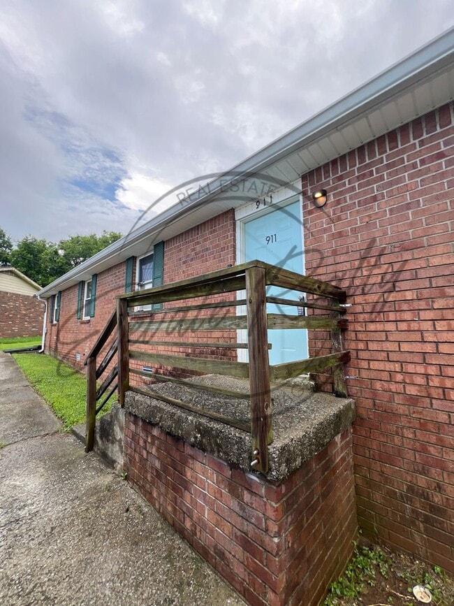 Building Photo - Trailwood Circle 909-911