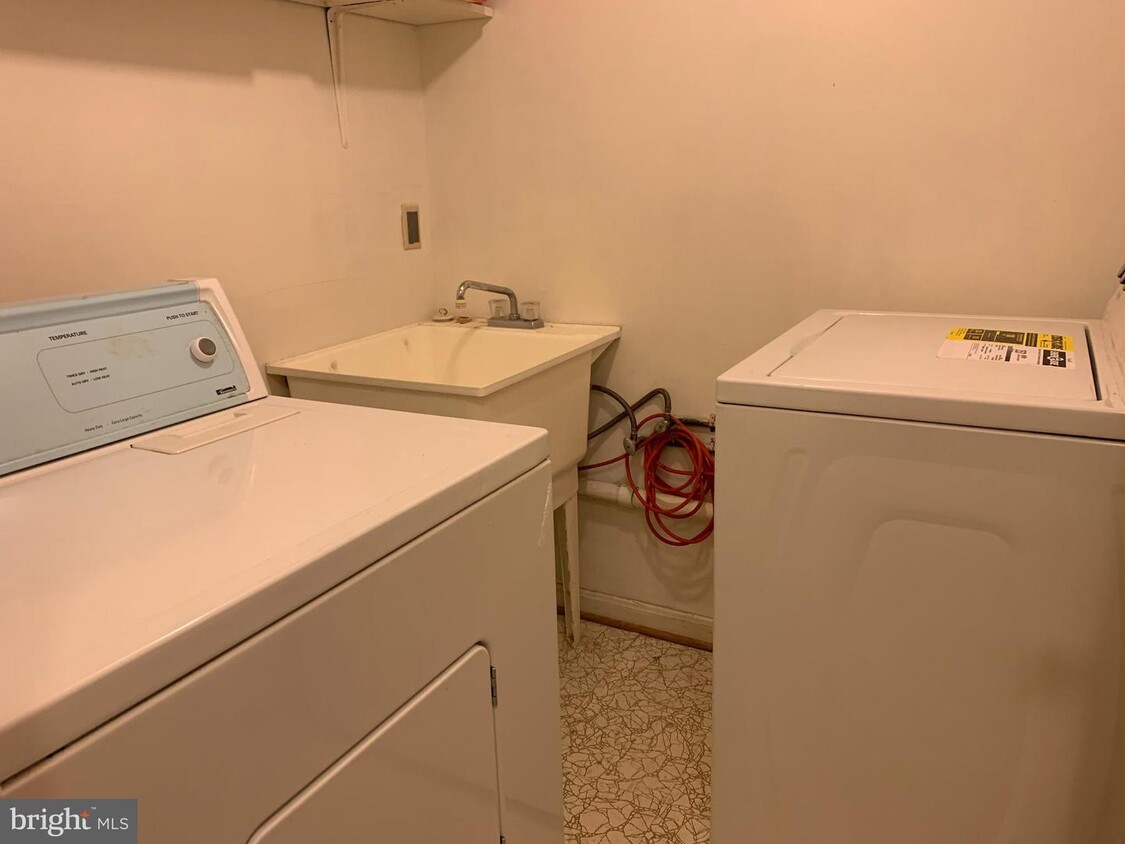 Foto principal - 12300 Delevan Dr