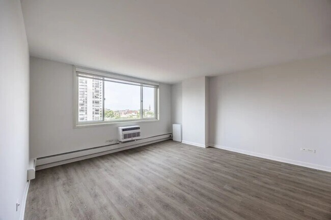 Building Photo - 1344 N Dearborn Pkwy