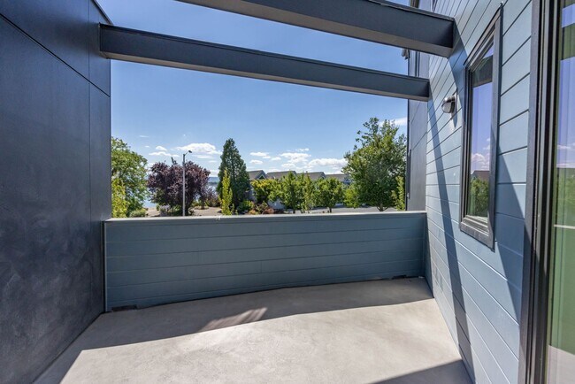 Foto del edificio - RIVERSIDE TOWNHOMES - BRAND NEW! - Summer ...