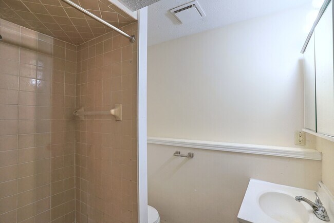 Building Photo - 906/908 Laurelwood