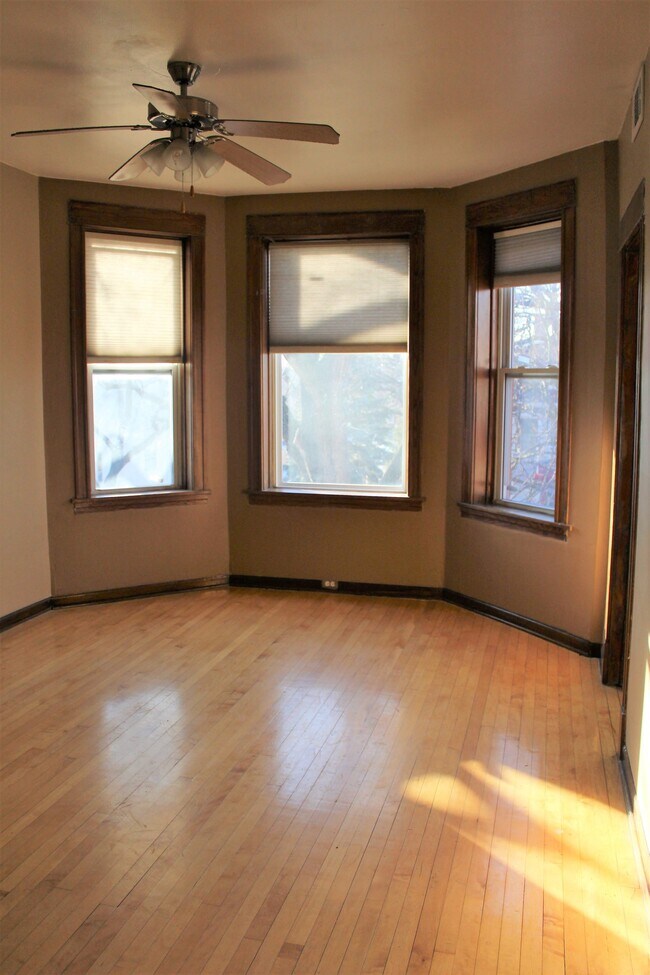 Living Room Empty - 3101 N Monticello Ave