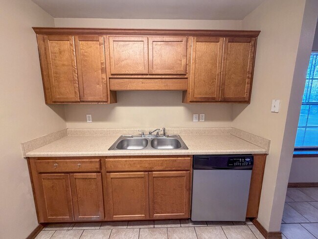 Foto del edificio - Well maintained 2 bedroom 1 bath duplex ~ lawn care, pest control & trash included!