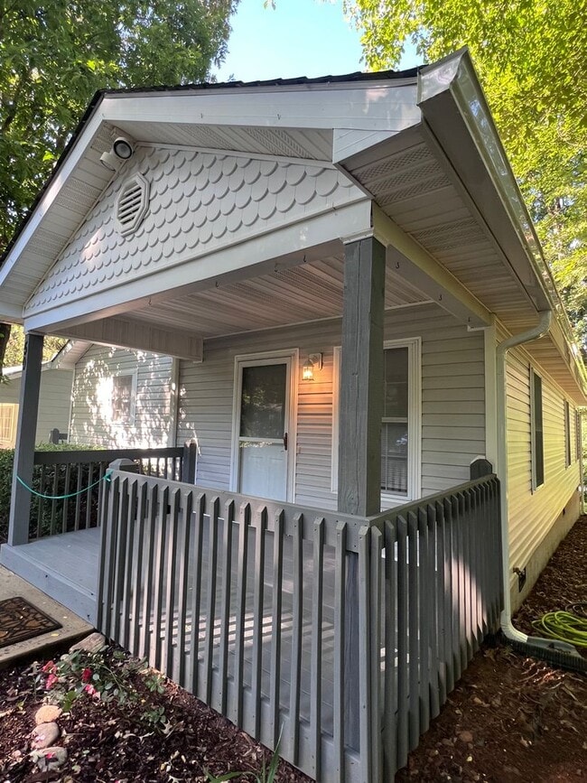 Building Photo - Lovely 3 bedroom/2 bathroom, Convenient Royal Pines area.