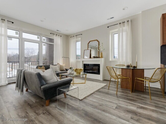 Foto del edificio - 820 E Irving Park Rd