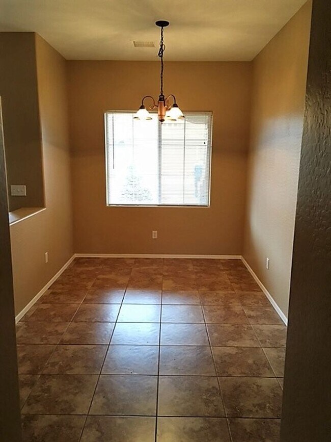 Building Photo - Nice 3 Bedroom, 2 Bath w/2CG in Quailwood