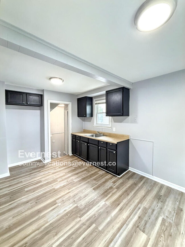 Building Photo - Charming Single Family Home with Detached Garage and Front Porch | Pet Friendly | Available Soon!