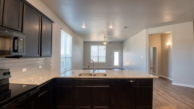 Building Photo - 521 Fallbrook Dr