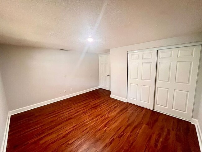 Building Photo - 5303 Oakwood Ct