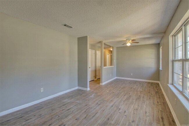 Building Photo - 3301 Green Dr