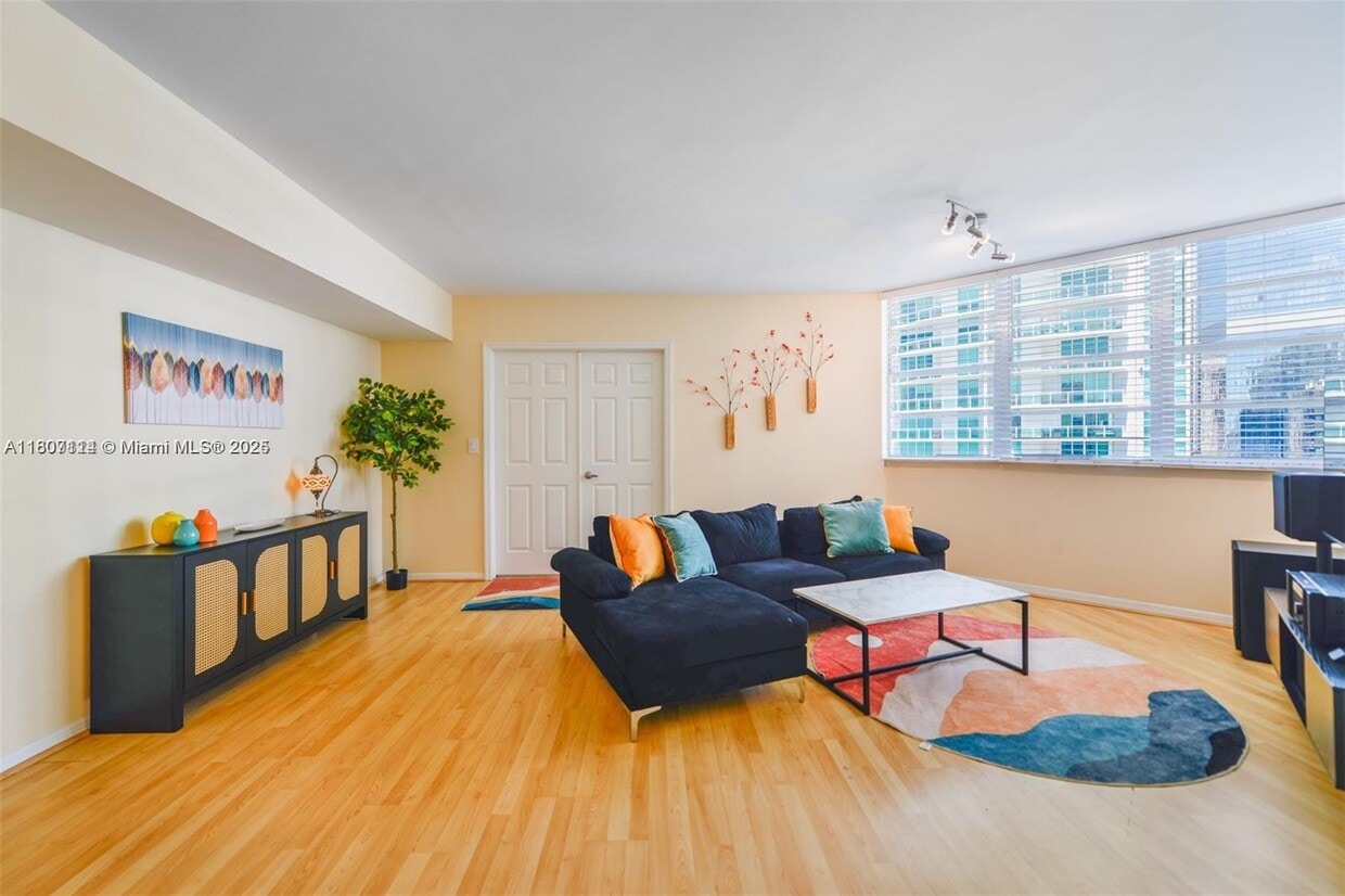 Primary Photo - 825 Brickell Bay Dr