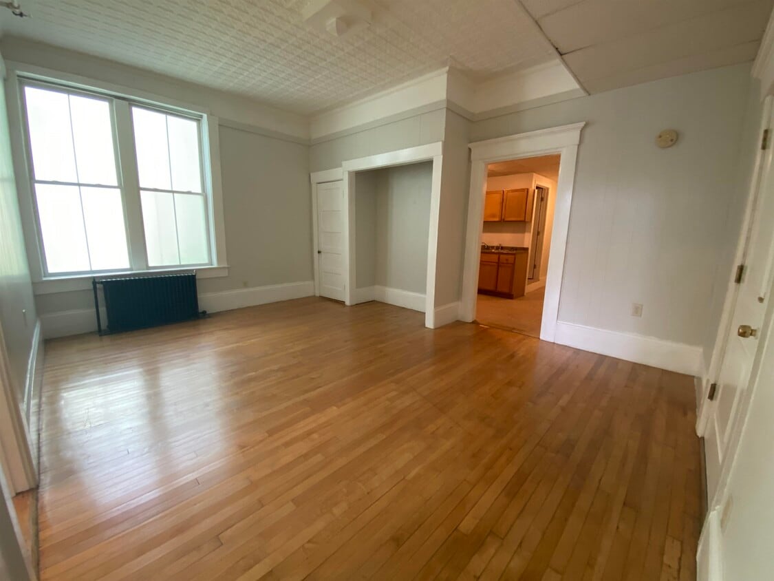 2 N Main St Unit 6, Rochester, NH 03867 Room for Rent in Rochester