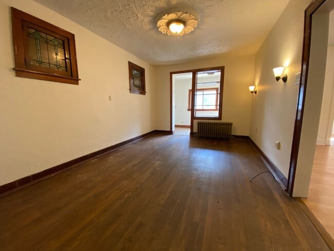 Building Photo - Stunning Three Bedroom on Bates St! Parkin...