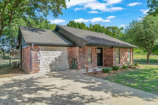 Building Photo - 910 Willow Dr