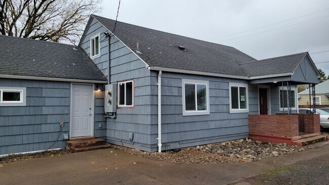 Building Photo - Updated 3 bedroom, 2 bath house in Springf...