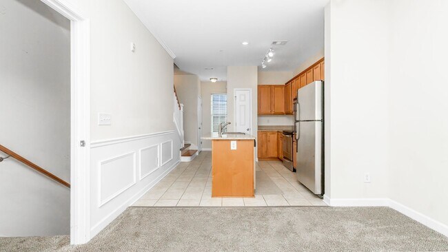 Foto del edificio - Located just Steps from Shopping, Dining, & Entertainment in The Market Common