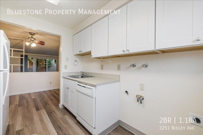 Foto del edificio - 3251 SE Risley Ave