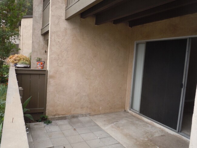 Foto del edificio - Excellent 2 bedroom 2 bathroom single story condo with private backyard.