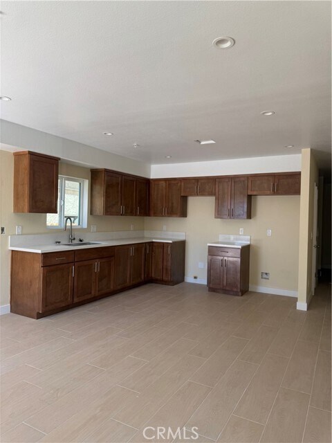 Building Photo - 908 Lakme Ave