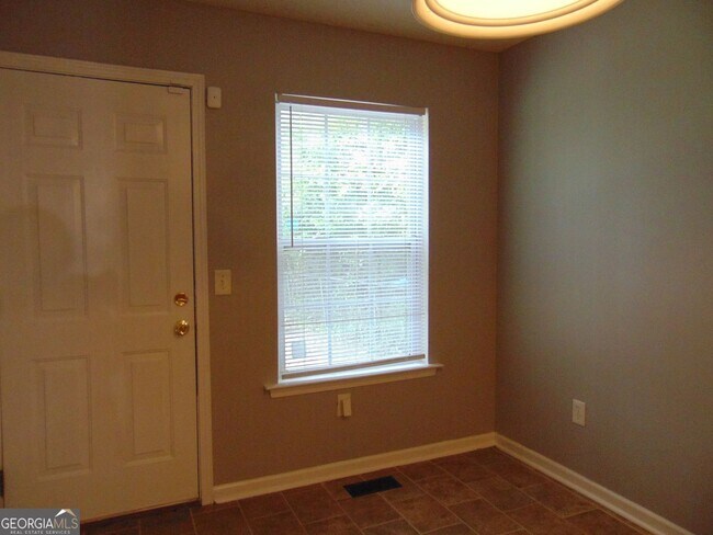 Foto del edificio - 645 Ell St