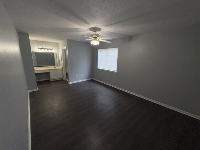 Building Photo - Just minutes from the University of South Alabama, this updated condo features fresh paint, lamin...
