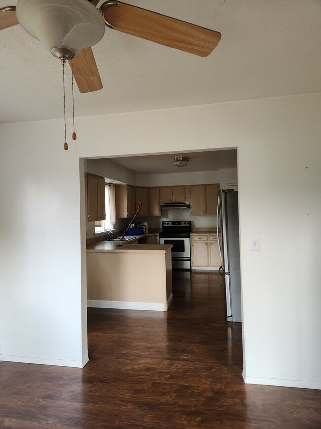Building Photo - 651 W Crestline Dr