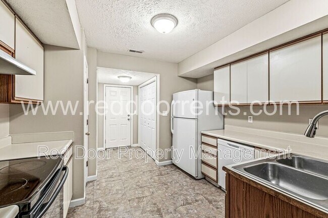 Building Photo - 10857 Cedar Pine Dr