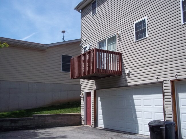 Building Photo - 696 James St