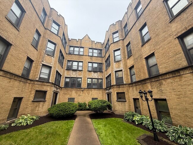 Foto del edificio - 7351 N Damen Ave