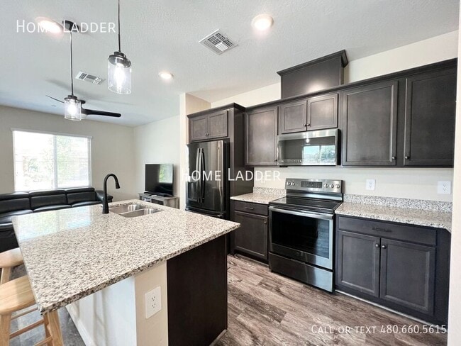 Building Photo - 779 E Doral Ave