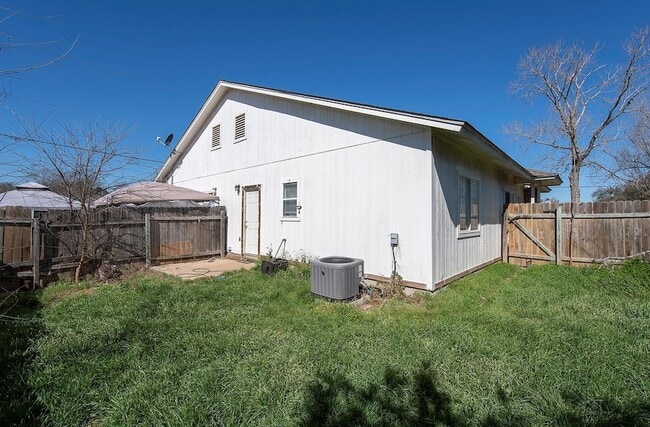 Building Photo - 322 Tamara Dr