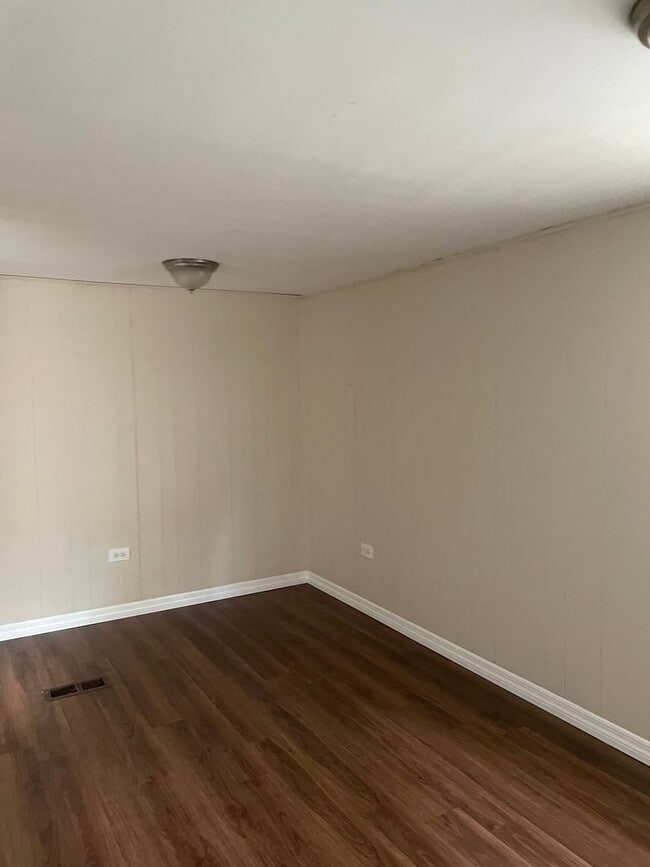 Building Photo - Adorable 3 bedroom 2 bathroom