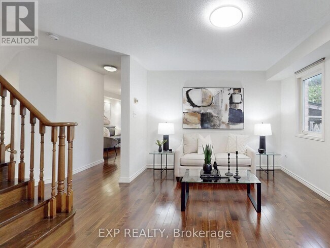 Photo du bâtiment - 98 Lowther Ave