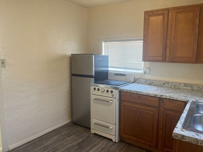 Foto del edificio - 1633 N Sycamore Blvd