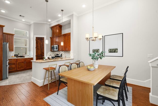 Building Photo - 2022 Sabine St