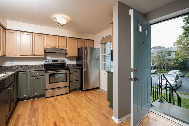 Building Photo - 2811 Middleboro Dr