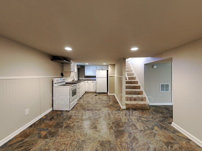 Building Photo - 1527 E Caracas Ave