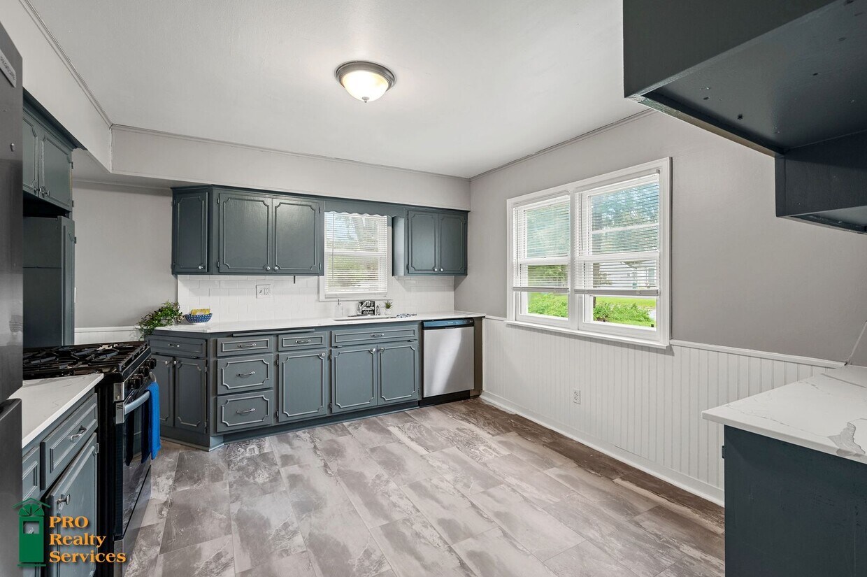 Primary Photo - 3 Bedroom Home **Half Off October's Rent w...