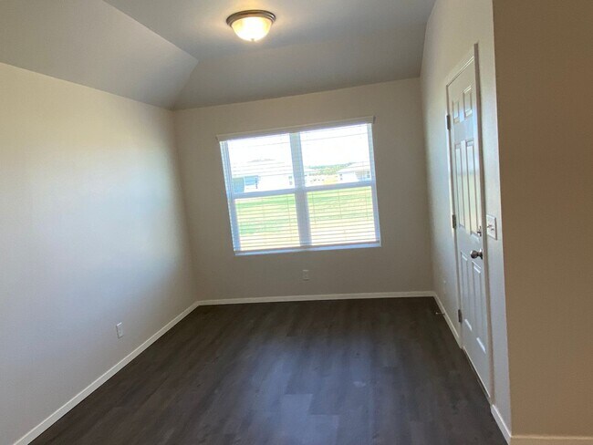 Foto del edificio - Pre-Leasing Now! | Your New Home Awaits — Modern 3-Bedroom Home in East Village