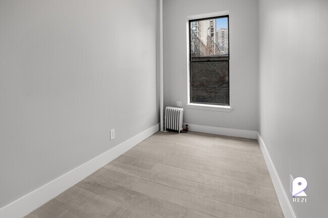 Building Photo - 305 E 75th St