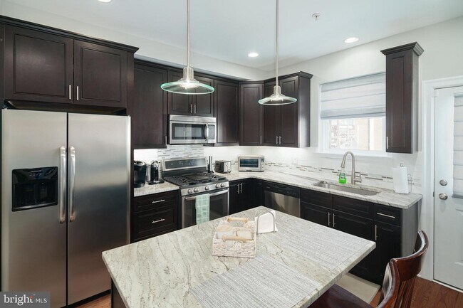 Foto del edificio - 2649 Webster St